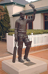 Statue von Gorge Bradman, dem gr&ouml;&szlig;ten australischen Sportler