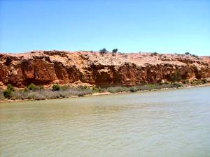 Sandsteinklippen behindern das Anlegen am Ufer des Murray Rivers