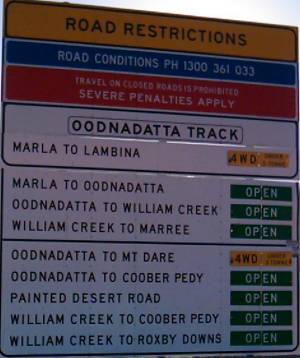 Oodnadatta Hinweistafel in Marla