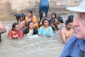 Badende Frauen im Ganges bei Varanasi
