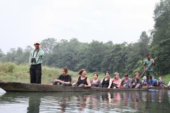 Wir sitzen im Boot in Chitawan