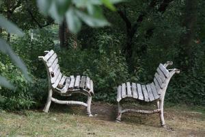 Bänke in einem Park in Sofia