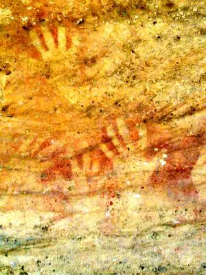Hände auf dem Fels - Gaffity von Ureinwohnern?