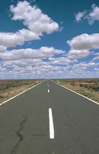 Outback bei Bourke - Blauer Himmel und Outback Road