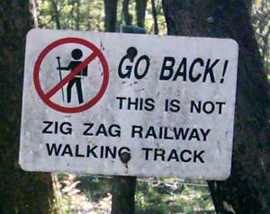 Warnschild Zig Zag Train