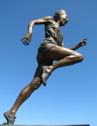 Die erste Olympiasiegerin über 400 Meter 1964 in Tokio hieß Betty Cuthbert, hier sehen Sie ihr Denkmal