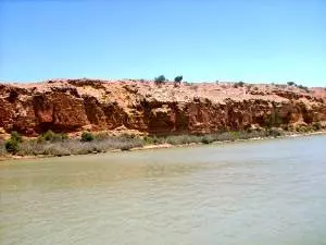 Sandsteinklippen behindern das Anlegen am Ufer des Murray Rivers