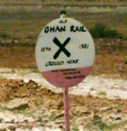 Hinweisschild auf die alte Gleisstrecke der Ghan