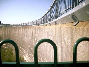 Entlang des Bogens am Barrossa Reservoir Damm laufen die Schallwellen zum anderen Ende des Damms.