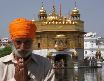 Sikh im Gebet vor dem goldenen Tempel in Amritsar